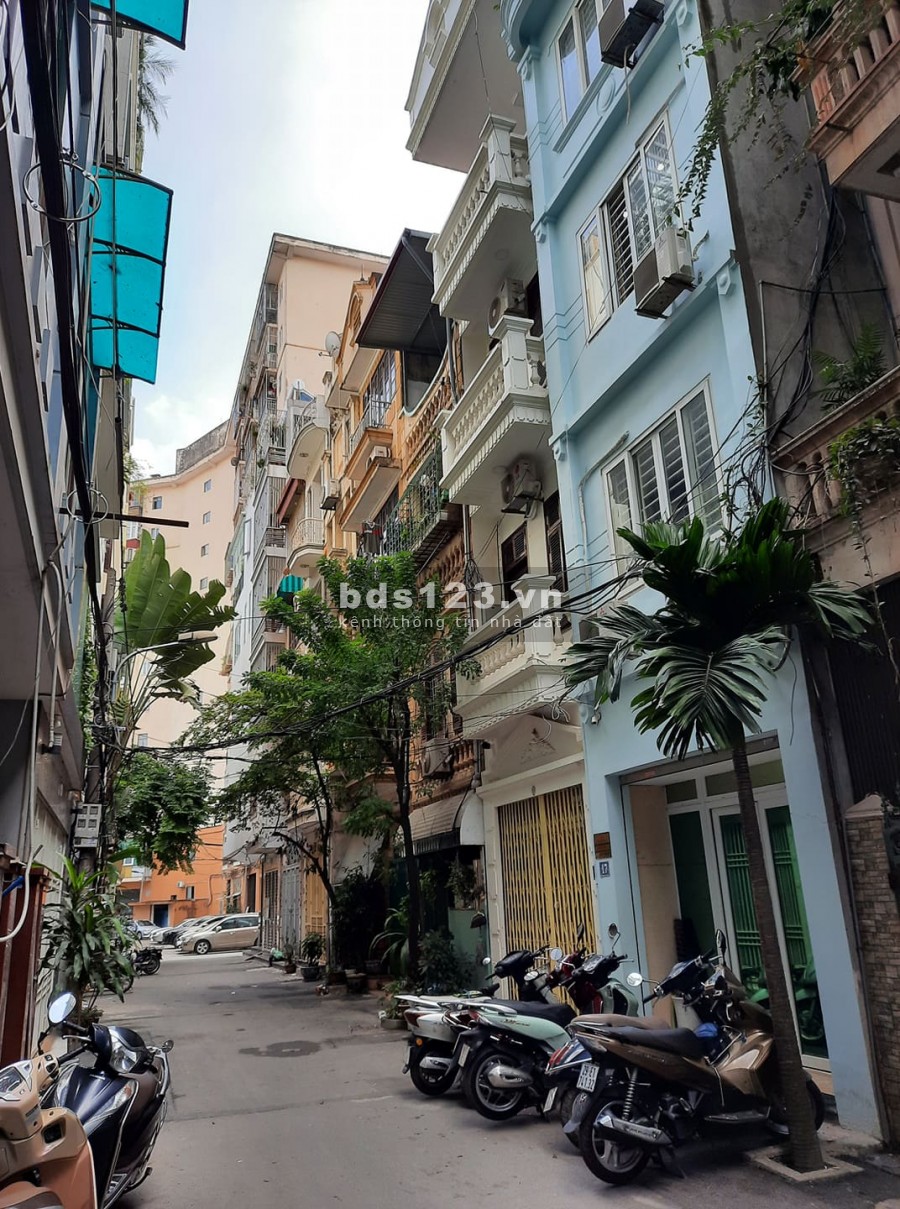 Nhà hiếm Cầu Giấy Quận, 5,8 tỷ, ô tô tránh trước nhà.