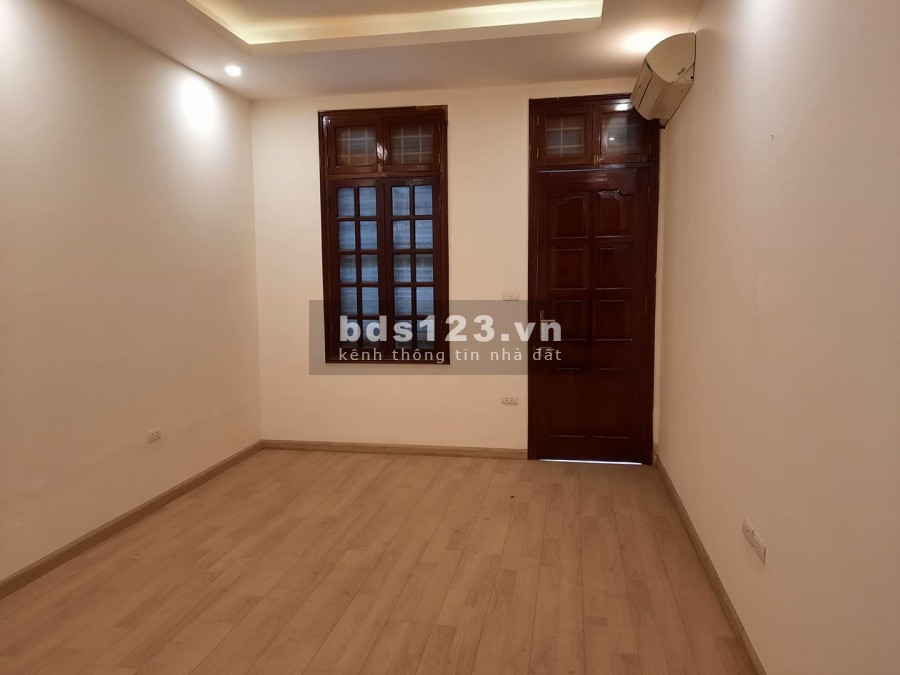 Nhà hiếm Cầu Giấy Quận, 5,8 tỷ, ô tô tránh trước nhà.