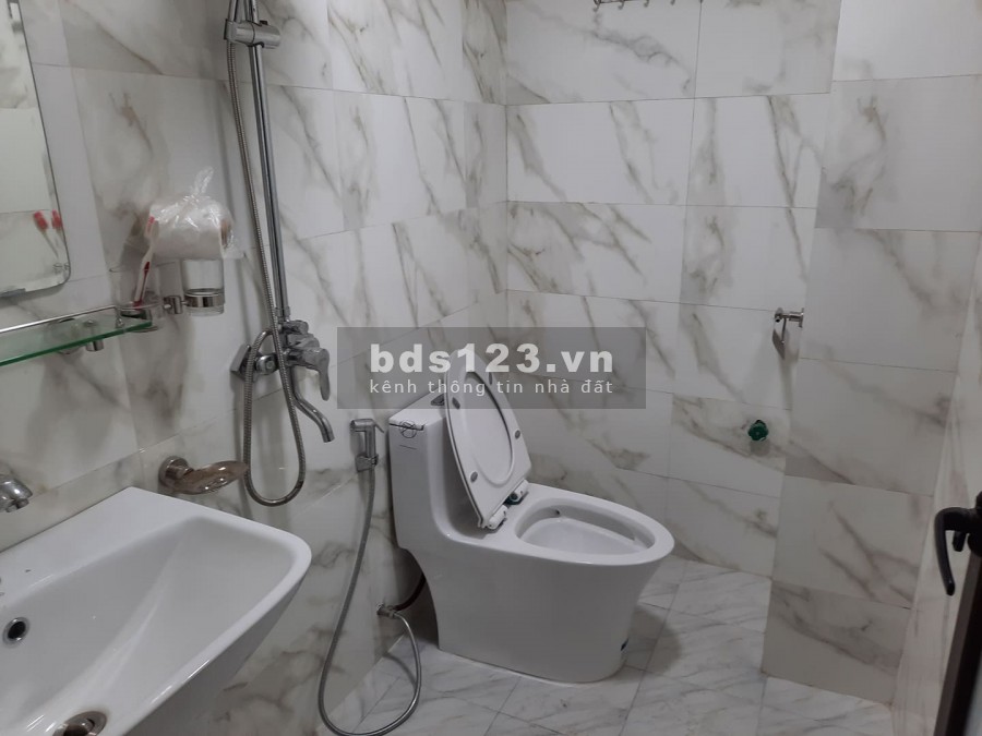 Nhà hiếm Cầu Giấy Quận, 5,8 tỷ, ô tô tránh trước nhà.