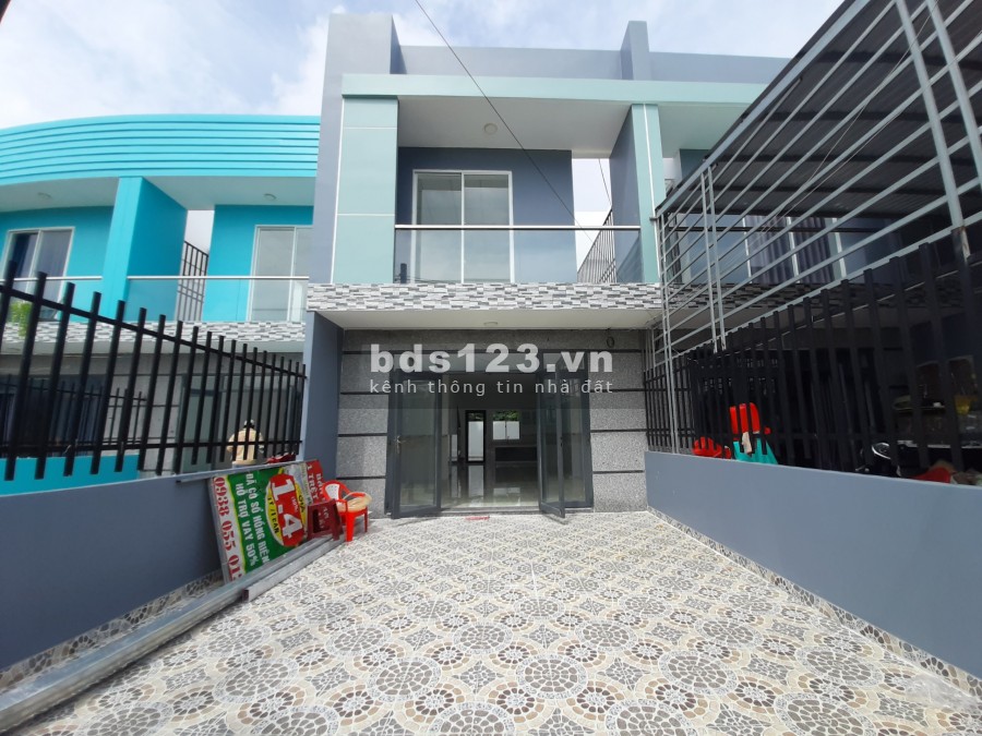 Bán nhà 1 trệt 1 lầu 100m2 cách chợ Bình Chánh 1km, sổ hồng riêng và bảo hành 10 năm