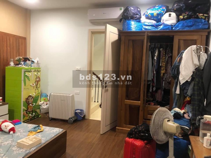 Bán nhà hiếm đẹp trên 2 tỷ, ngõ sau chợ Cầu Giấy. DT 31m2. 4T. MT 3.5m