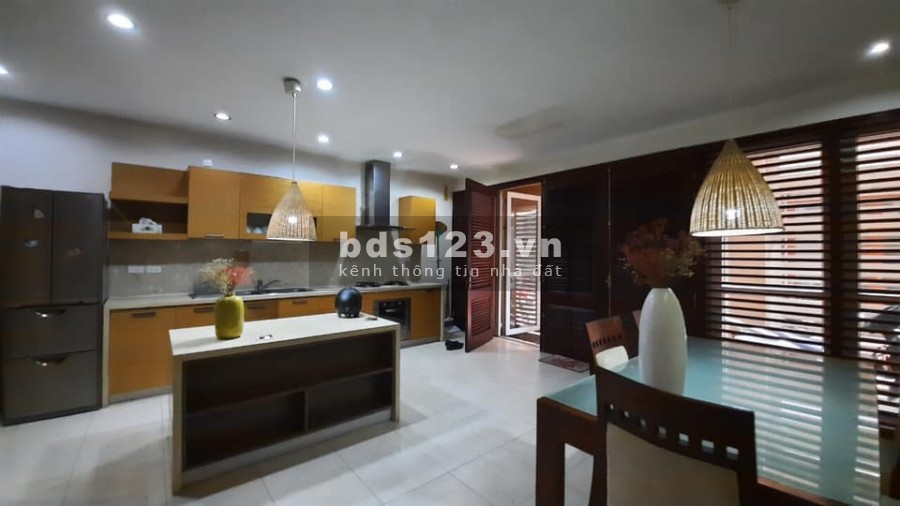 Ô tô đỗ cửa 1 nhà ra hồ Bồ Đề 55m2 5T Mt6m 5.6 tỷ