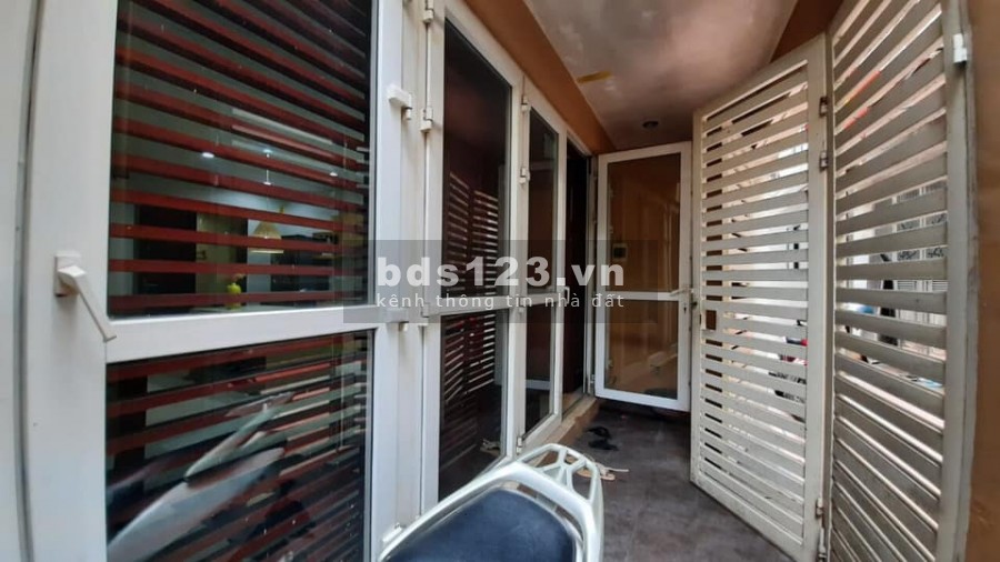 Ô tô đỗ cửa 1 nhà ra hồ Bồ Đề 55m2 5T Mt6m 5.6 tỷ