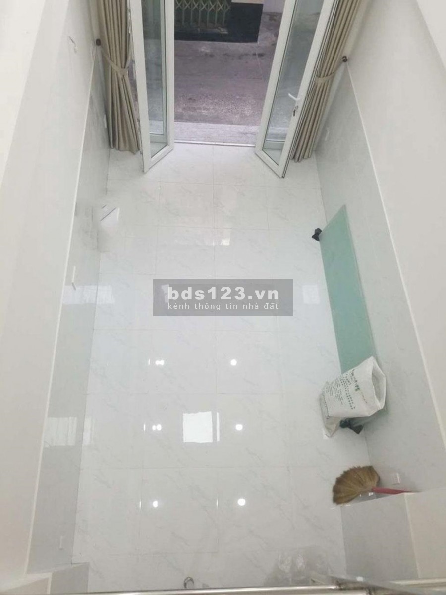 Cho thuê nhà NC 3x10, 3 tầng 3PN gần NowZone Q5 chỉ 12tr