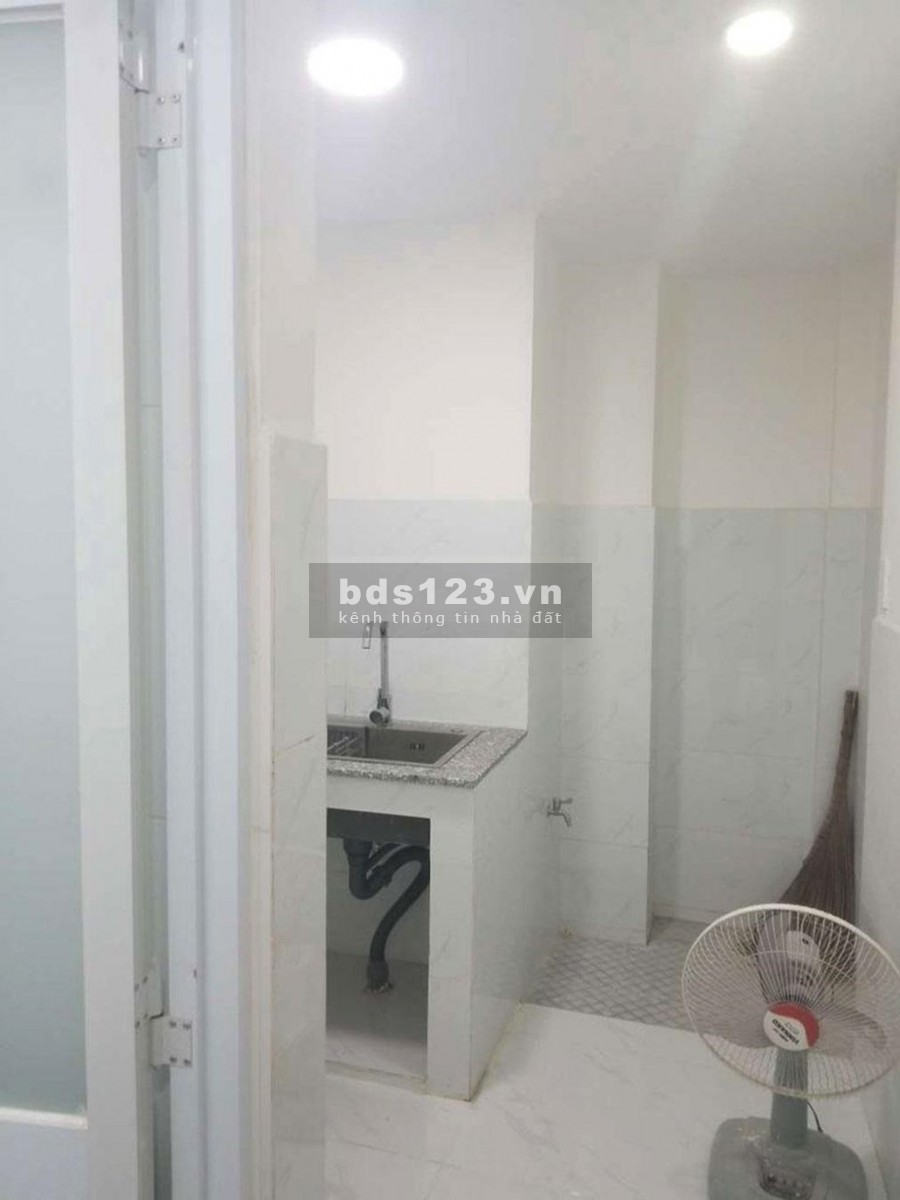 Cho thuê nhà NC 3x10, 3 tầng 3PN gần NowZone Q5 chỉ 12tr