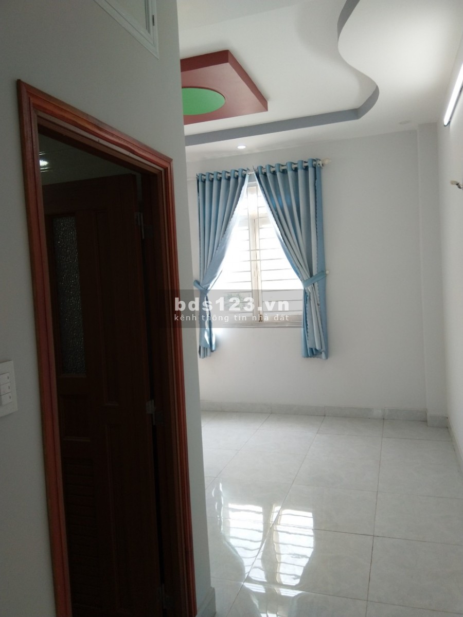 Nhà 1 trệt 2 lầu mới SHR ngay chợ đầu mối Hóc Môn
