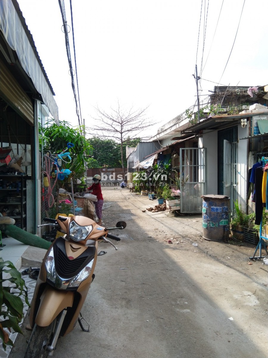 Nhà 1 trệt 2 lầu mới SHR ngay chợ đầu mối Hóc Môn