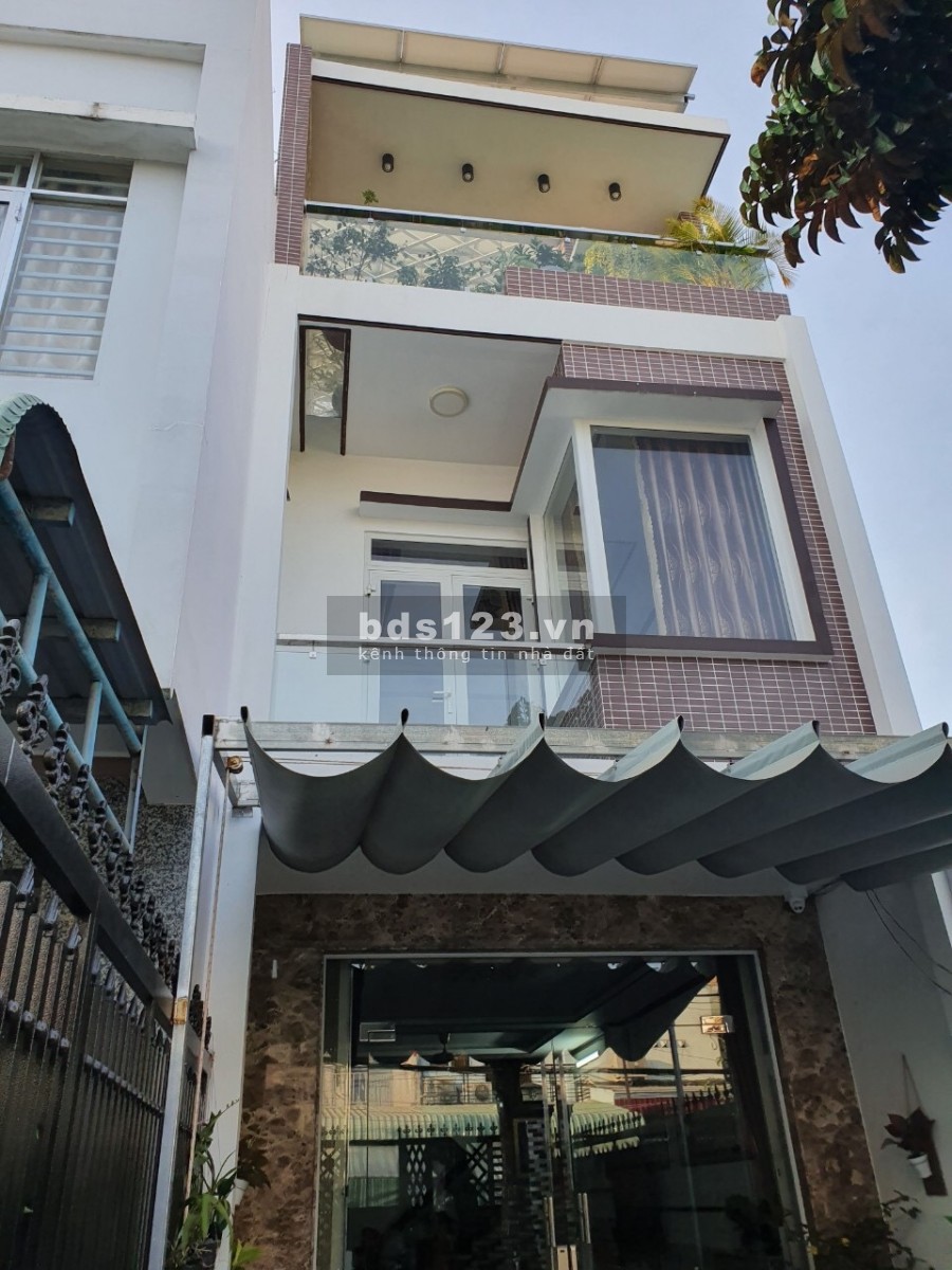 Bán nhà hẻm xe hơi gần Đường Hoàng Diệu q4, dt 4,2m2*12m2 gia 3,8 tỷ