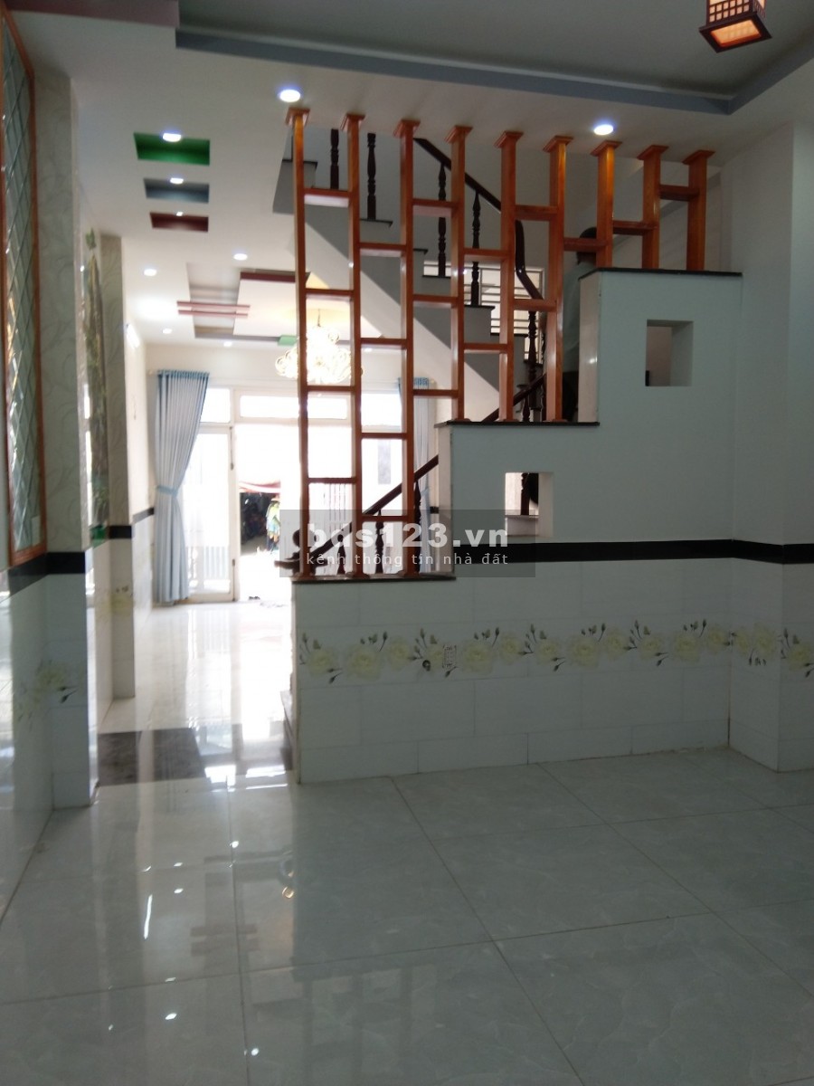 Nhà 1 trệt 2 lầu mới SHR ngay chợ đầu mối Hóc Môn