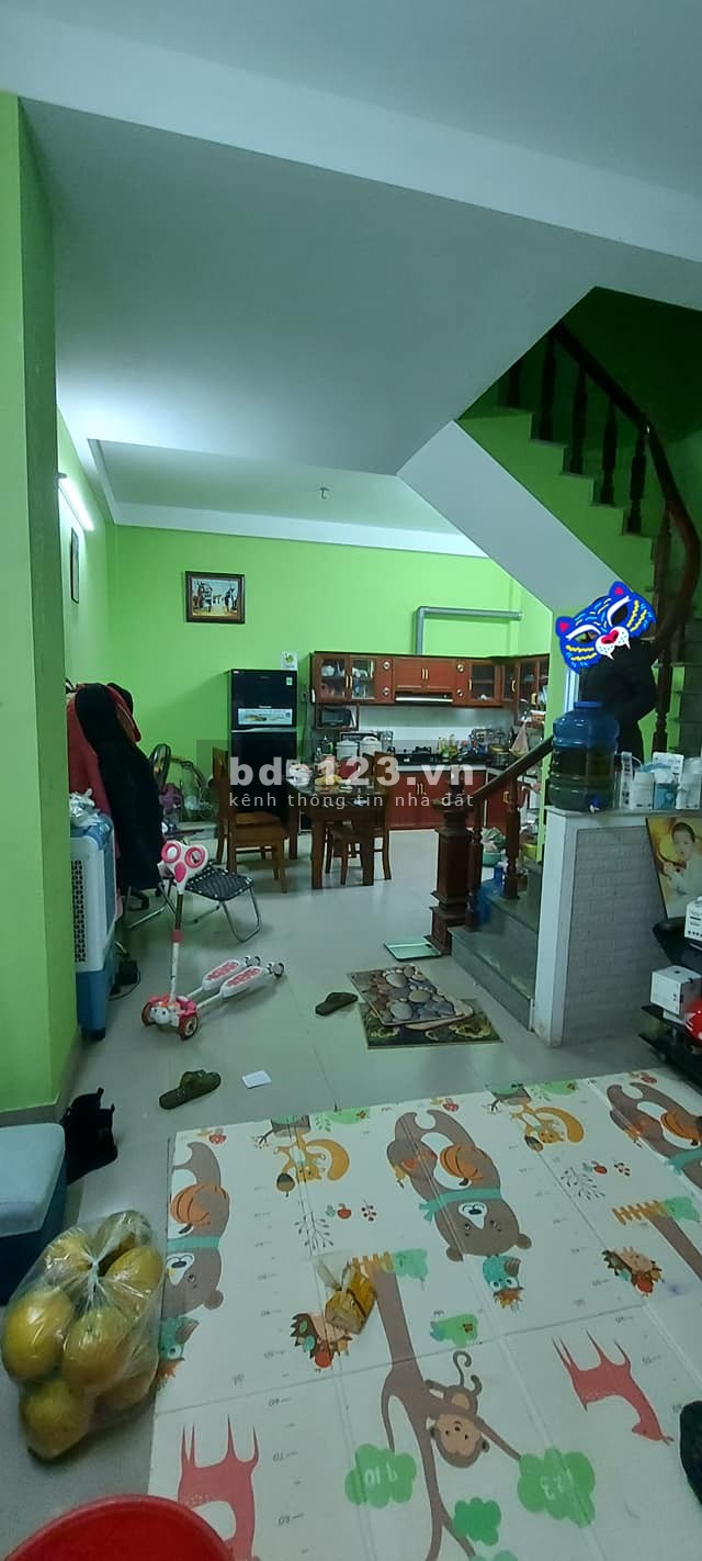 Bán nhà đường Kẻ Tạnh, P. Giang Biên 40m2 x 3T, 5m MT, giá 1.95 tỷ, Lô góc, Ô tô.