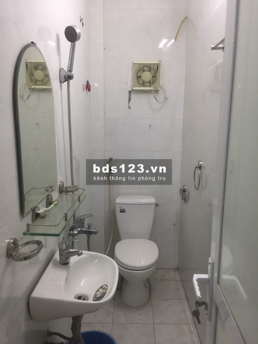 Cho thuê phòng 12m2 tại Ngõ chợ Khâm Thiên, Quận Đống Đa, Hà Nội.