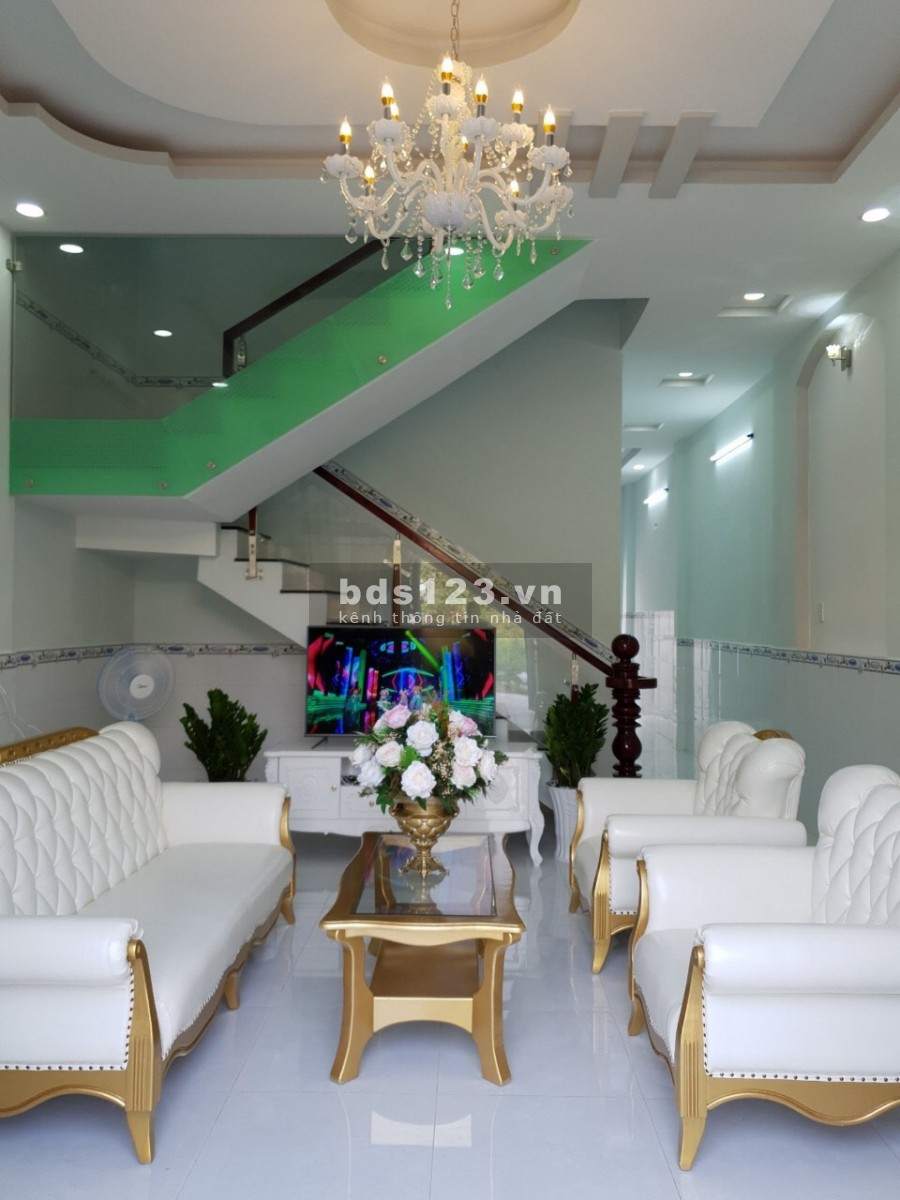 Bán căn nhà vừa xây xong, mặt tiền gần chợ Hưng Long Bình Chánh, SHR giá tốt cho đầu tư