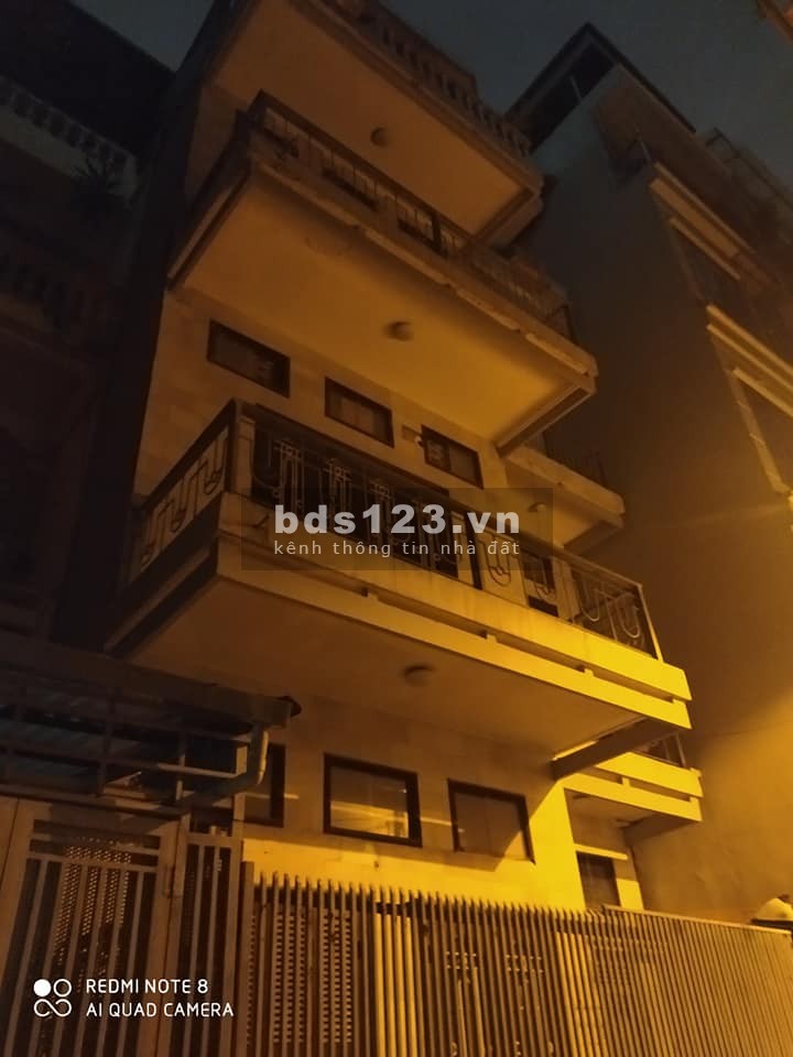 Bán nhà hiếm Cầu Giấy Quận Phân lô ô cờ DT 77m2 Kinh doanh ô tô vào nhà