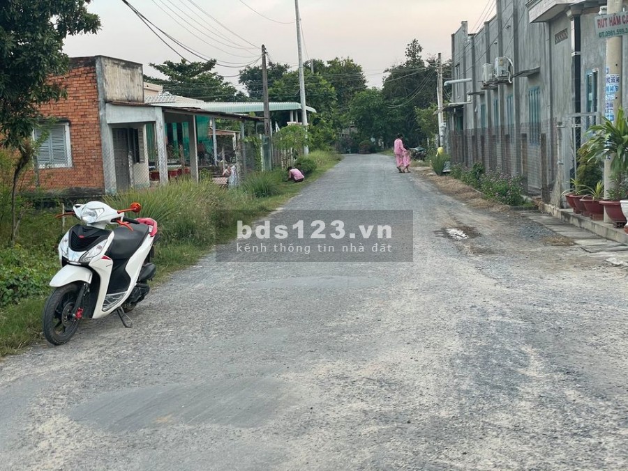 Đất ngộp cần bán gấp lô mặt tiền nhựa