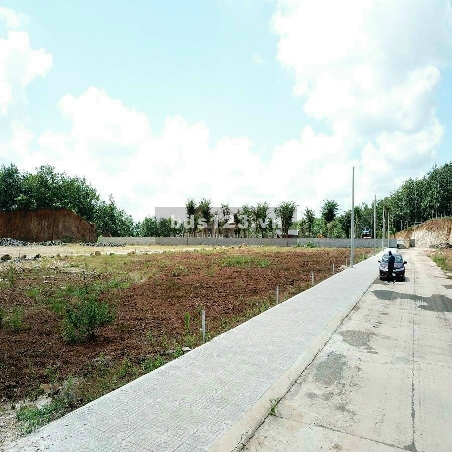 Gia đình cần bán 210m2 mặt tiền đường 8m gần chợ giá 580 triệU, quốc lộ 14, bình phước