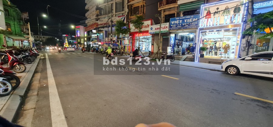 Đất Mặt Tiền Kinh Doanh Triệu Đô. Mặt Tiền Bến Nghé Đang Cho Thuê 25 Triệu/Tháng. Cách Vincom 50m