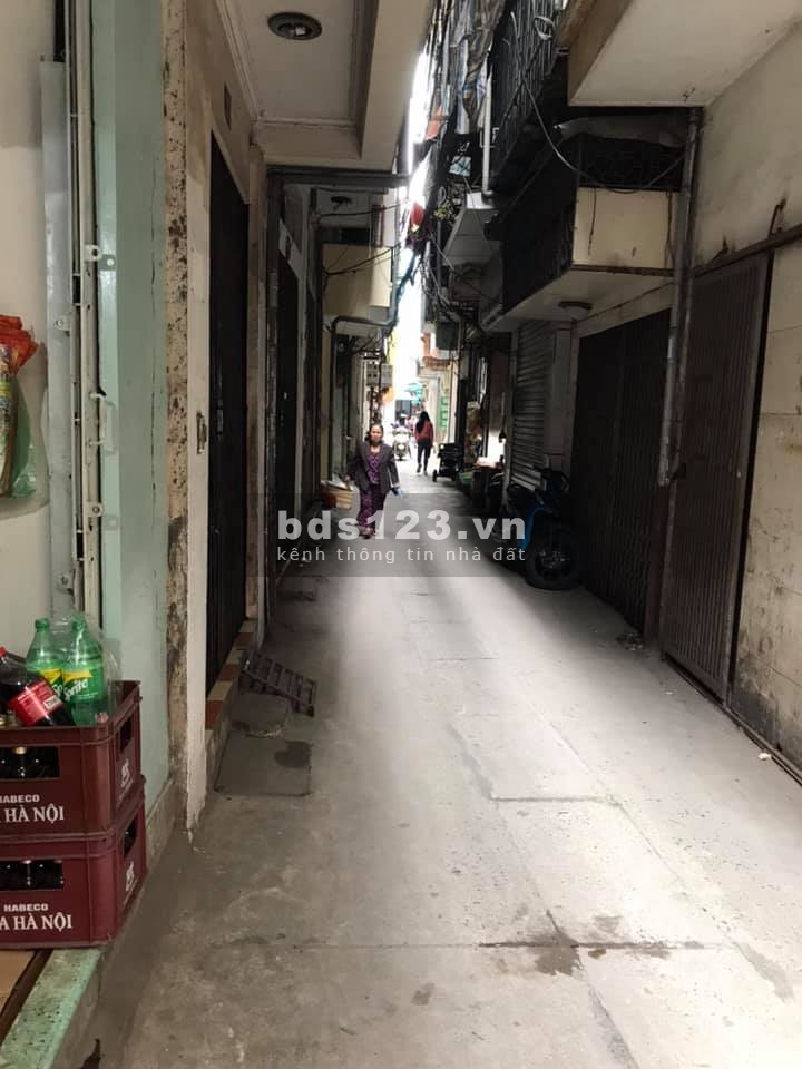 Bán nhà ngõ 678 Đê La Thành. Lô góc 3 mặt thoáng. Kinh doanh. Ô tô tránh 50m. giá chỉ 3 tỷ.