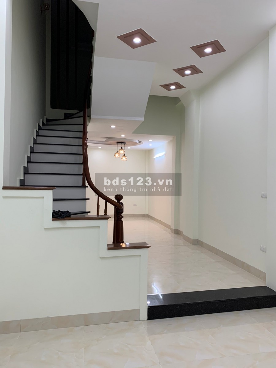 Bán nhà Đội Cấn Ba Đình. An sinh đỉnh. Diện tích 40m2. 5 tầng. Mặt tiền 4.2m. giá 4.5 tỷ