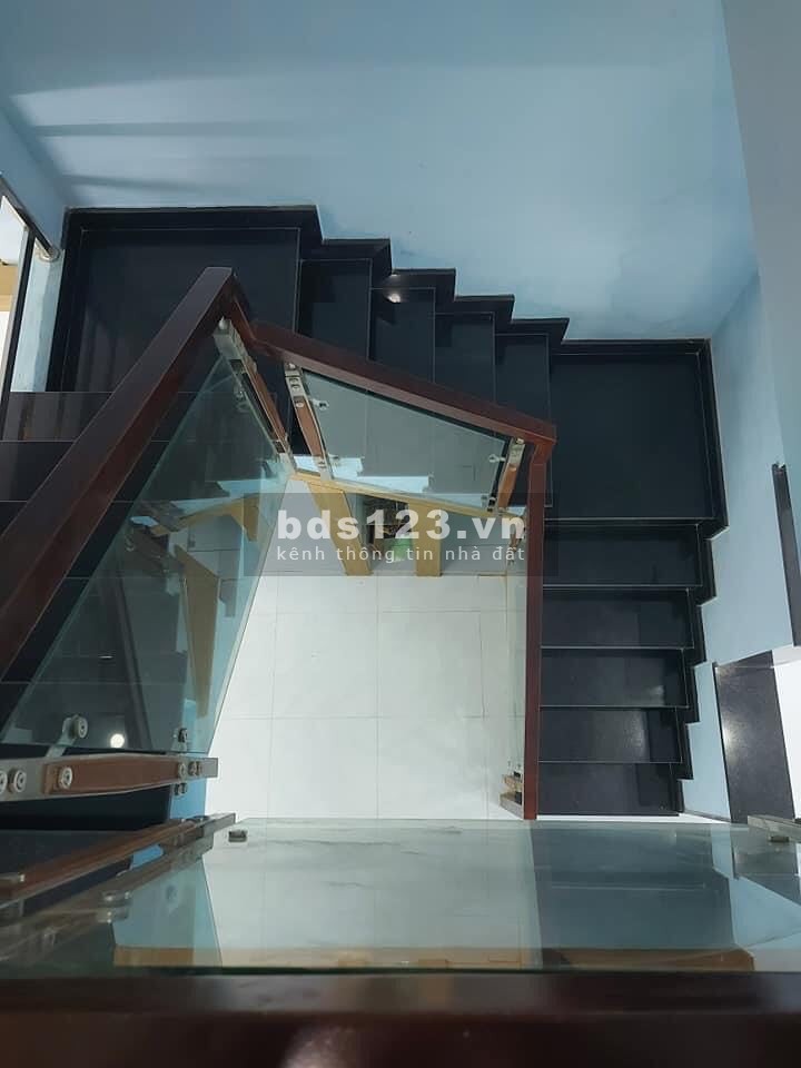 Bán gấp nhà HXH Lạc Long Quân P10 Tân Bình 65m2 giá rẻ chỉ 5 tỷ 8