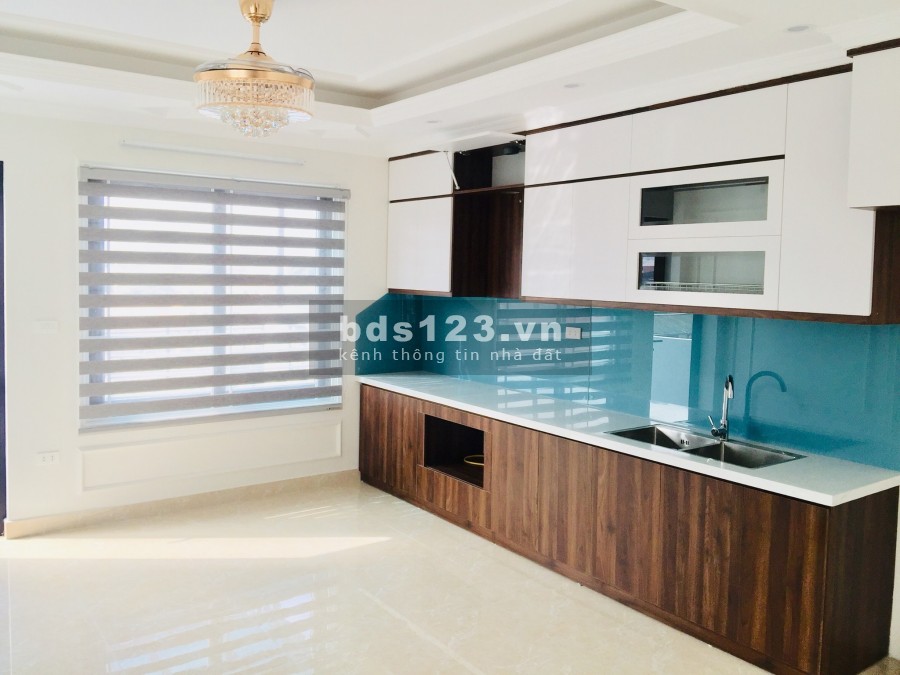 Bán nhà ngõ 678 Đê La Thành. Lô góc 3 mặt thoáng. Kinh doanh. Ô tô tránh 50m. giá chỉ 3 tỷ.