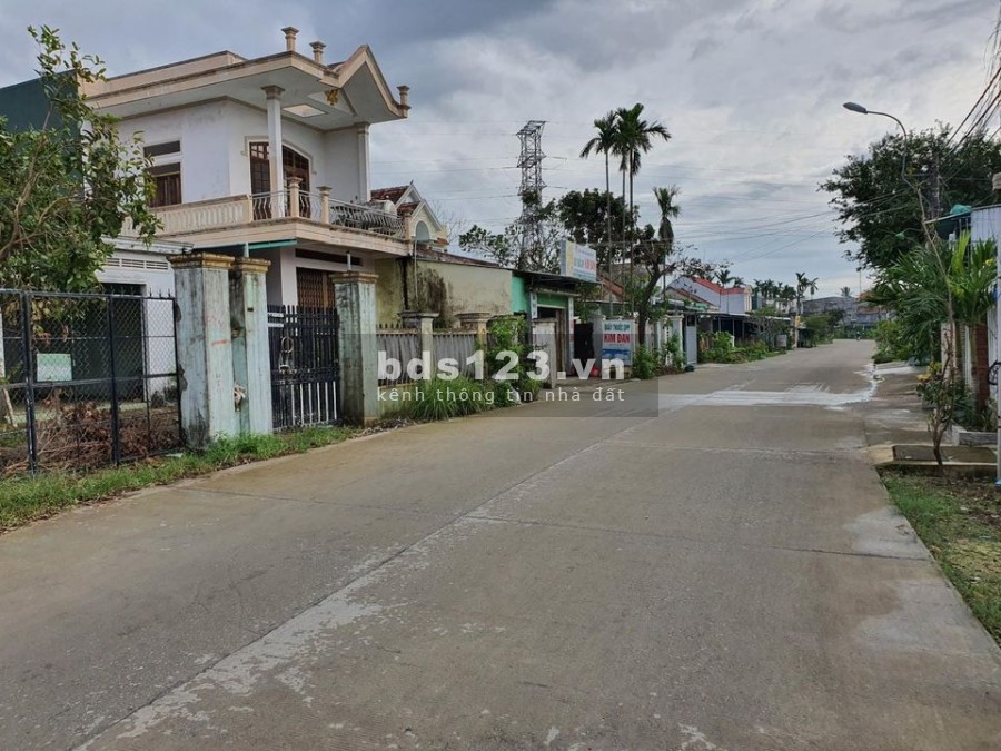 Bán lô đất mặt tiền UBND xã Tịnh Hà. Hơn 200 m2 ONT. Giá tốt. LH 0934 192 309