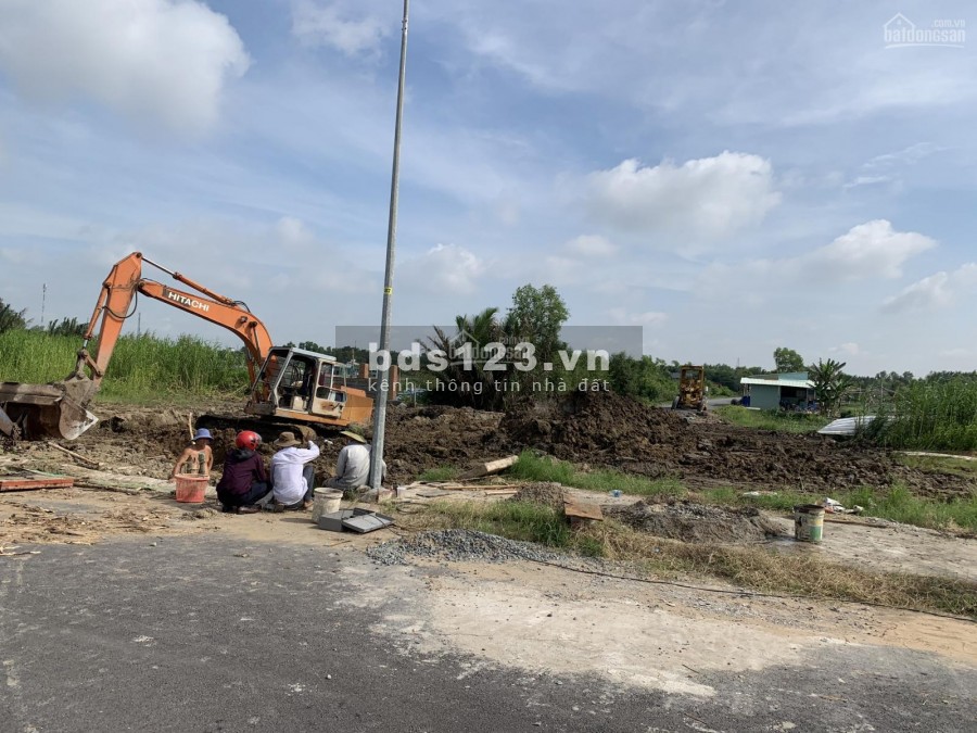 Cần bán gấp nền đất trung tâm Cần Giuộc, 2 mặt tiền, quy hoạch đẹp, điện âm. Có hỗ trợ trả góp, giá từ 1.236 tỷ/lô sổ đổ sở hữu lâu dài LH 0931118655