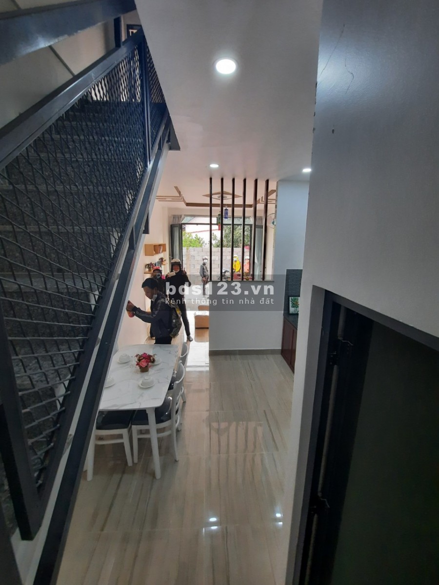 Quốc Lộ 1A vào 1km đường oto, bán 860tr tặng nội thất như hình.Dân cư đông