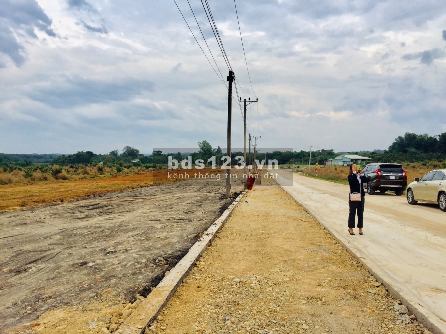 Bán gấp đất 2 mặt tiền, đường 8m,vỉa hè 2 bên,gần vòng xoay Hắc dịch, dt 131m2, giá 1,1 tỷ, SHR. Vị trí đẹp.