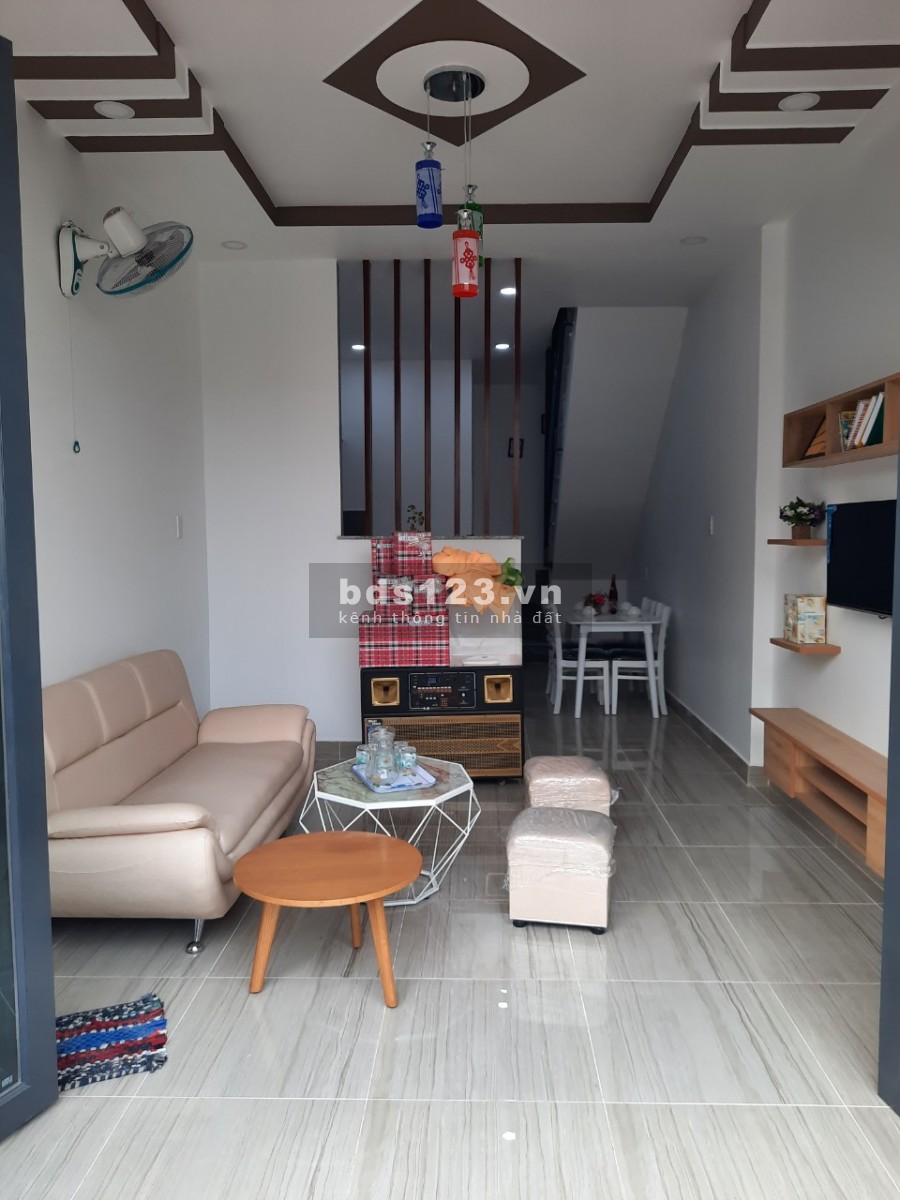 Quốc Lộ 1A vào 1km đường oto, bán 860tr tặng nội thất như hình.Dân cư đông