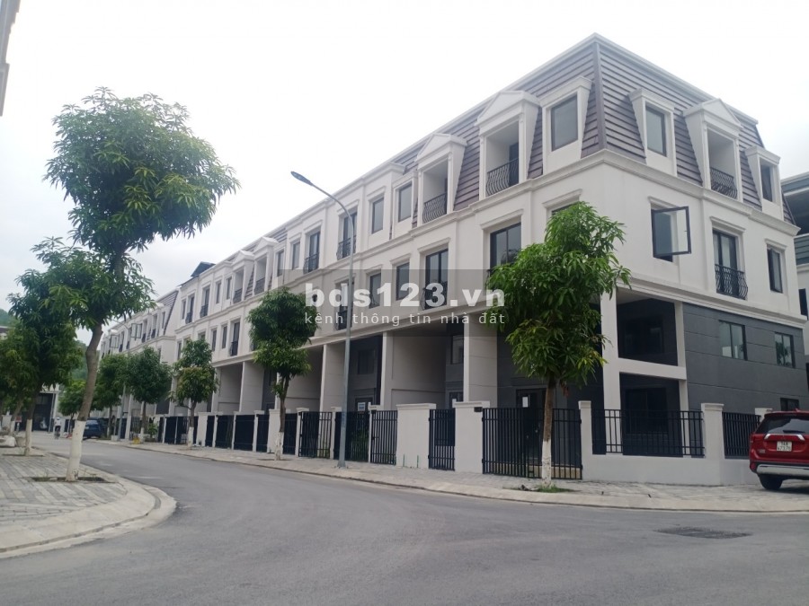 Chính chủ bán căn nhà phố view bể bơi tại Hạ Long