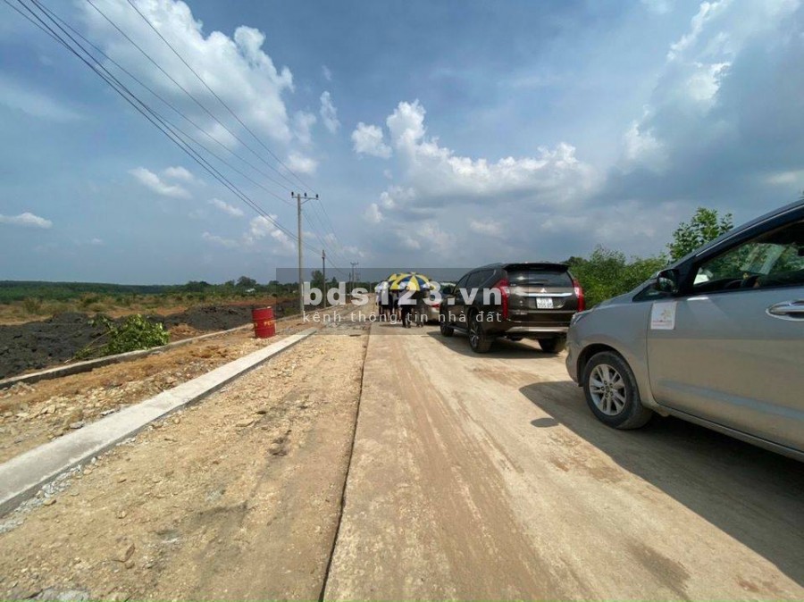 Cấn bán lô đất 2 mặt tiền có thổ cư cạnh khu công nghệ cao 450ha