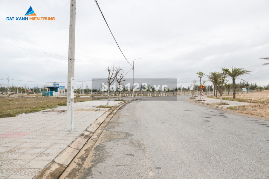 Cần bán lô đất 100 m2, đường 20m5, cách biển 500 m