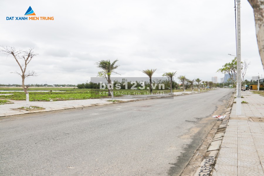 Cần bán lô đất 100 m2, đường 20m5, cách biển 500 m