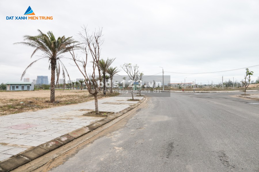 Cần bán lô đất 100 m2, đường 20m5, cách biển 500 m