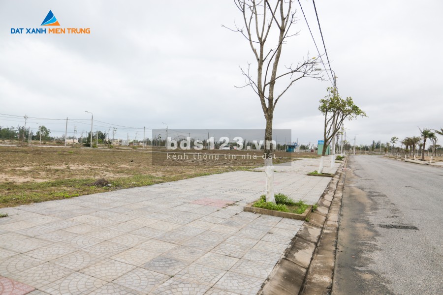 Cần bán lô đất 100 m2, đường 20m5, cách biển 500 m