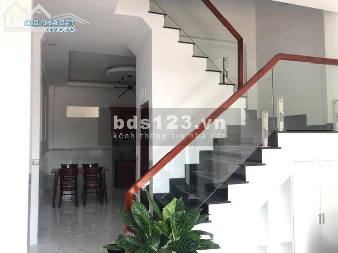 Chính chủ bán nhà Bình Chánh 1 trệt 1 lầu sổ hồng riêng
