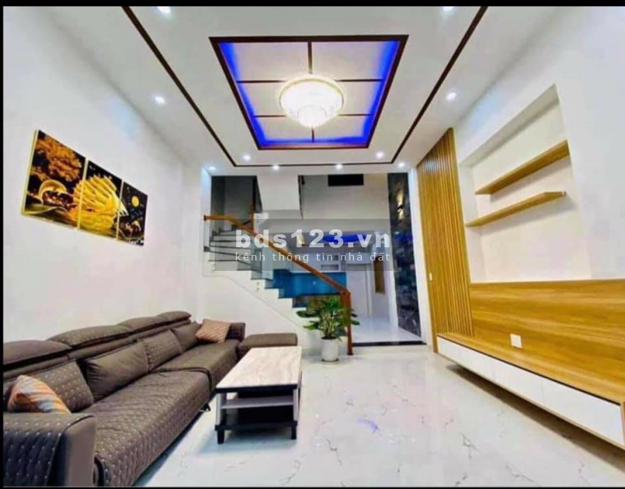 Cần bán căn nhà gần chợ Hưng Long, SHR