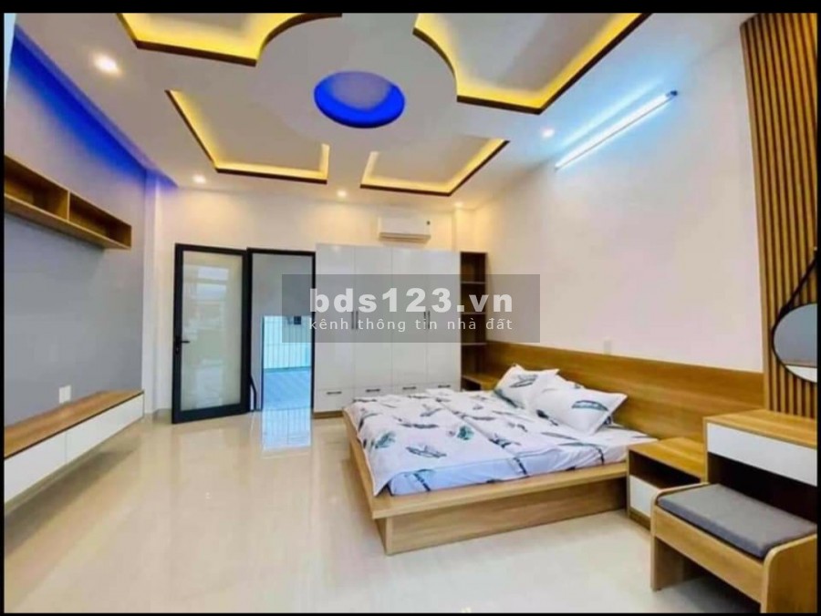 Cần bán căn nhà gần chợ Hưng Long, SHR