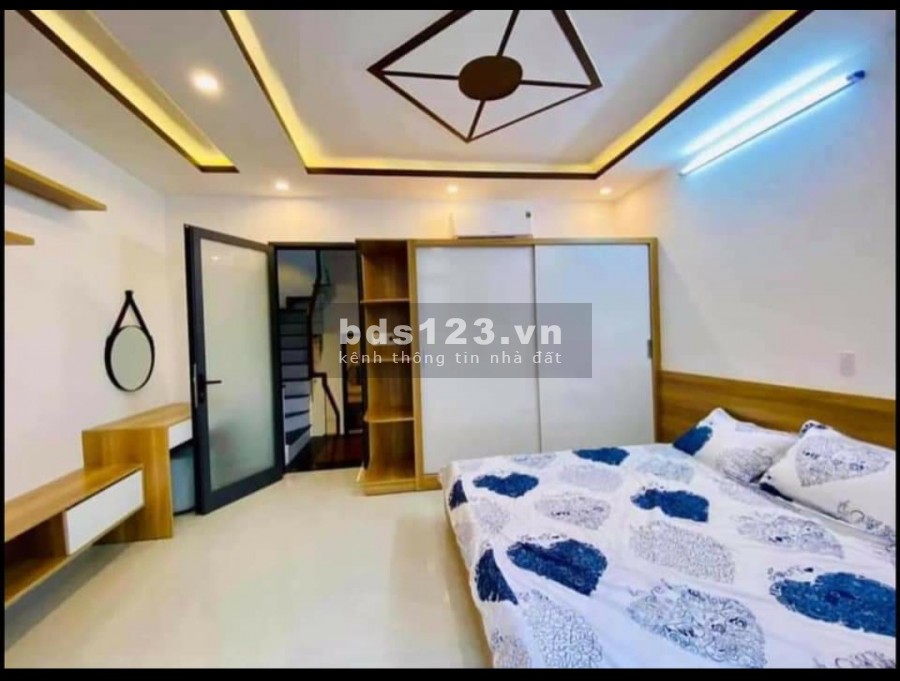 Cần bán căn nhà gần chợ Hưng Long, SHR