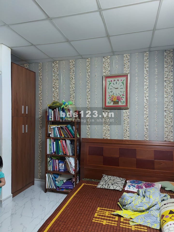 Chuyển công tác cần bán lại căn nhà 3 tầng hẻm 870 Lạc Long Quân, (4,3*13) Giá 4,55T.
