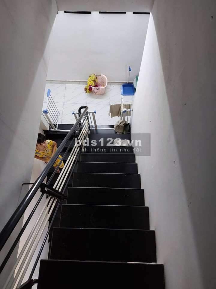 Chuyển công tác cần bán lại căn nhà 3 tầng hẻm 870 Lạc Long Quân, (4,3*13) Giá 4,55T.