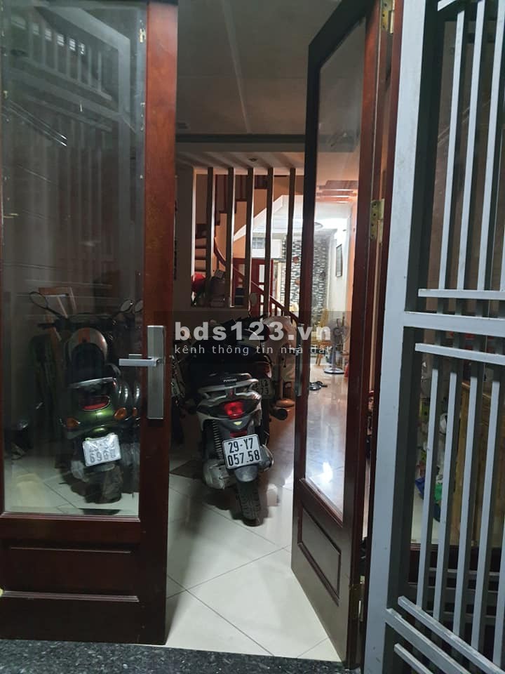 Bán nhà 768 Đường Láng. Siêu hiếm Kinh doanh. cách phố 20m. diện tích 60m2. Giá 6.3 tỷ.