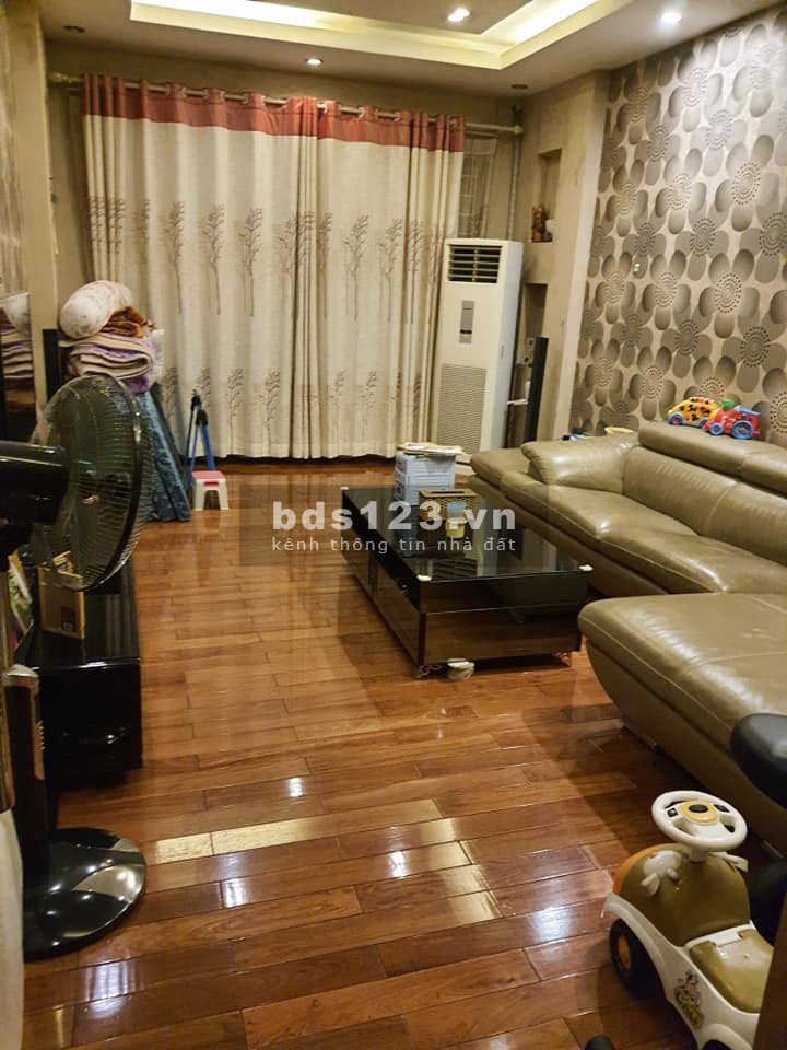 Bán nhà 768 Đường Láng. Siêu hiếm Kinh doanh. cách phố 20m. diện tích 60m2. Giá 6.3 tỷ.