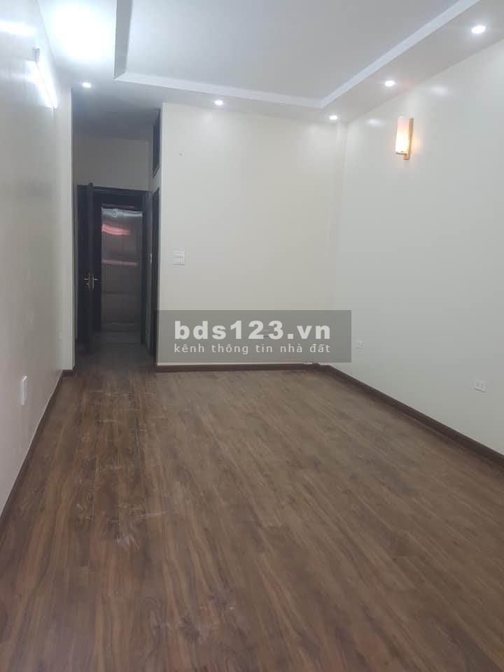 Bán nhà 768 Đường Láng. Siêu hiếm Kinh doanh. cách phố 20m. diện tích 60m2. Giá 6.3 tỷ.