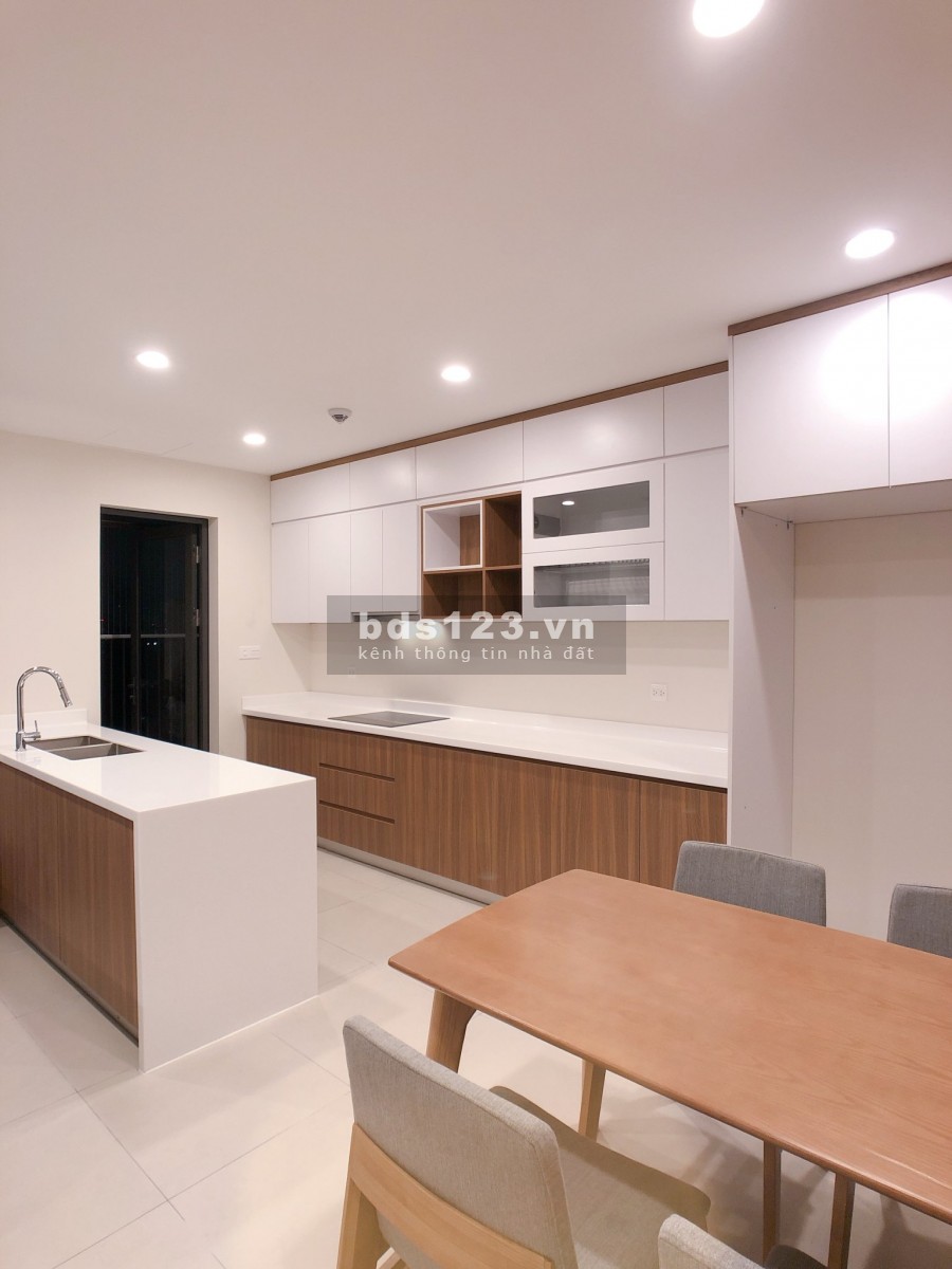 Cần tiền cắt lỗ căn 03PN, S=118m2 tầng cao, view Hồ Tây không bị chắn dự án Kosmo Tây Hồ. Giá bán: 4,95 tỷ bao phí.