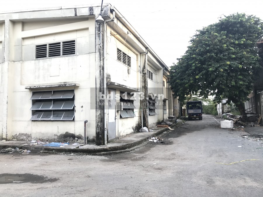 Cho thuê kho xưởng 1700m2 Phạm Văn Đồng gần cầu vượt Linh Xuân