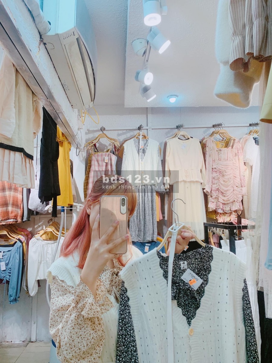 Sang nhượng lại cửa hàng quần áo nữ tại 20 Lê Văn Hiến ( Gần 4 trường đại học ) cực kì đông sinh viên