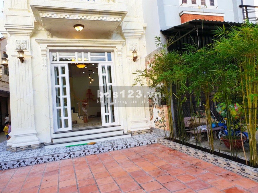 Căn Góc 2 Lầu Sân Thượng Hẻm Xe Hơi 1422 Huỳnh Tấn Phát, Quận 7