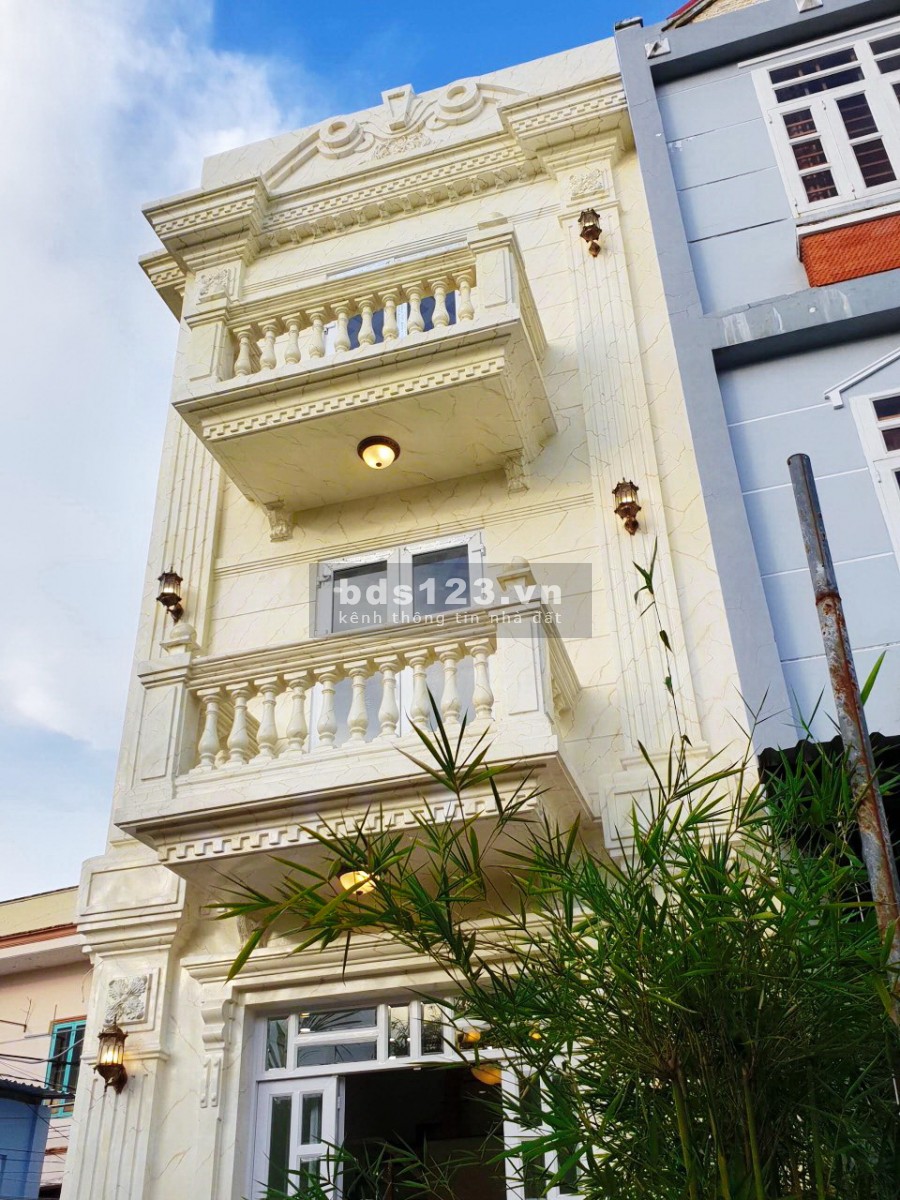 Căn Góc 2 Lầu Sân Thượng Hẻm Xe Hơi 1422 Huỳnh Tấn Phát, Quận 7