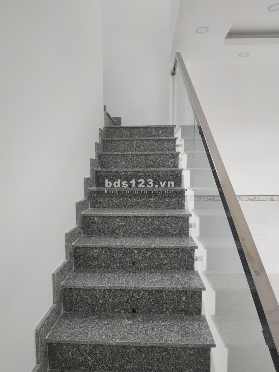 Nhà cần bán 5x20 nằm trên đường Hoàng Phan Thái